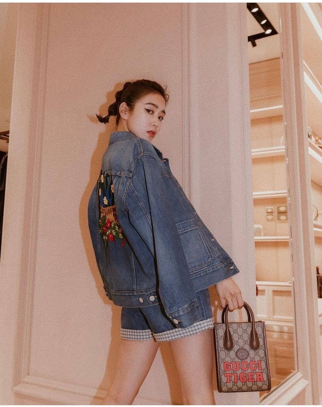 GUCCI Tiger GG mini tote bag ไซส์มินิ ร้อนแรงไฟลุก!! ต้อนรับปีเสืออย่างเป็นทางการ จัดให้แบบเลิศๆ กับกระเป๋าทรงโท้ท วีไอพีพรีเมี่ยมกิ๊ฟ ไซส์มินิ โดดเด่นด้วยฟอนท์ตัวใหญ่ สวยเอกลักษณ์ วัสดุหนังแคนวาสตัดขอบด้วยหนังแท้ ภายในเป็นช่องโล่ง ใส่ของจุกจิกได้ ใส่โทรศ