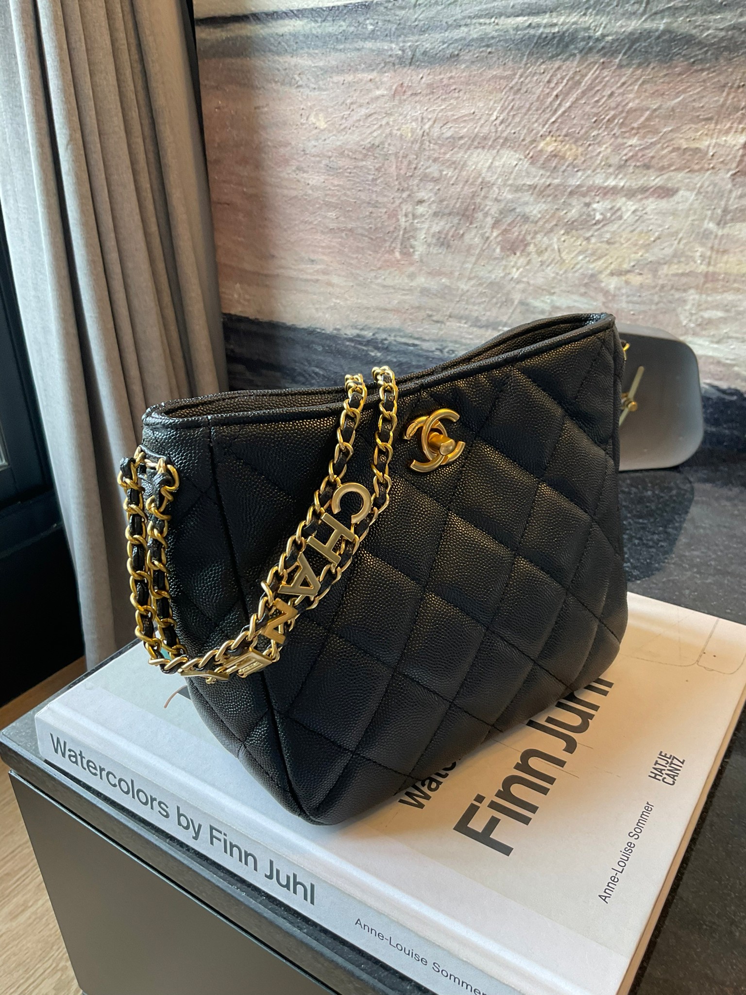 Chanel 22s small hobo bag black caviar / CHANEL VIP GIFT CAVIER BAG กระเป๋าทรงสะพายข้าง ที่กำลังมาแรงมาในตอนนี้ ตัวกระเป๋าเป็นหนังลายคาเวียร์สวยหรูมาก อะไหล่ทองวินเทจทั้งใบ ด้านหน้าประดับโลโก้แบรนด์ เปิดปิดด้วยตัวหมุนล้อค ด้านในใส่กระเป๋าสตางค์ได้ถึงใบยาว