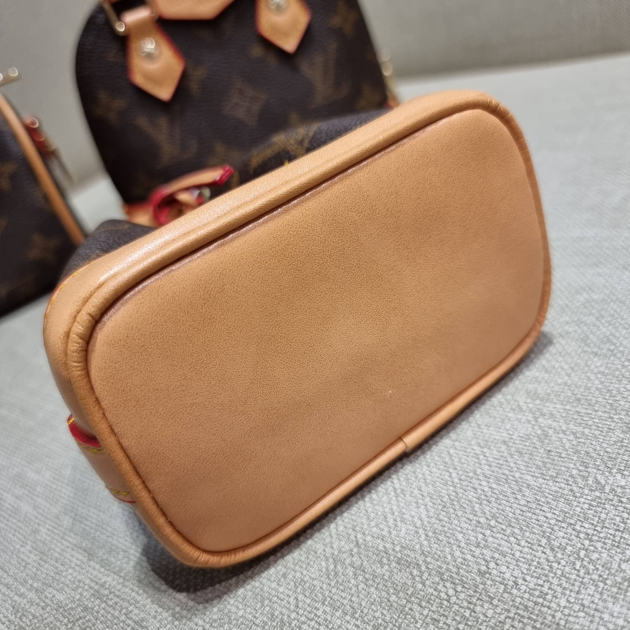 LV TRIO MINI ICONES ใหม่ล่าสุด น่ารักน่าใช้ ที่รวบรวมรุ่นสุดยอดที่เป็นดั่งไอคอนนิค ให้ทุกคนได้สะสมครบคอลเลคชั่น ในไซส์มินิ วัสดุหนังแคนวาสทุกใบ มีสายสะพายข้างให้ เกี่ยวทุกใบรวมสะพายทีเดียว หรือแยกใช้วันแบบ วันละสไตล์ สลับได้ไม่มีเบื่อ มาพร้อม box set ครบ 