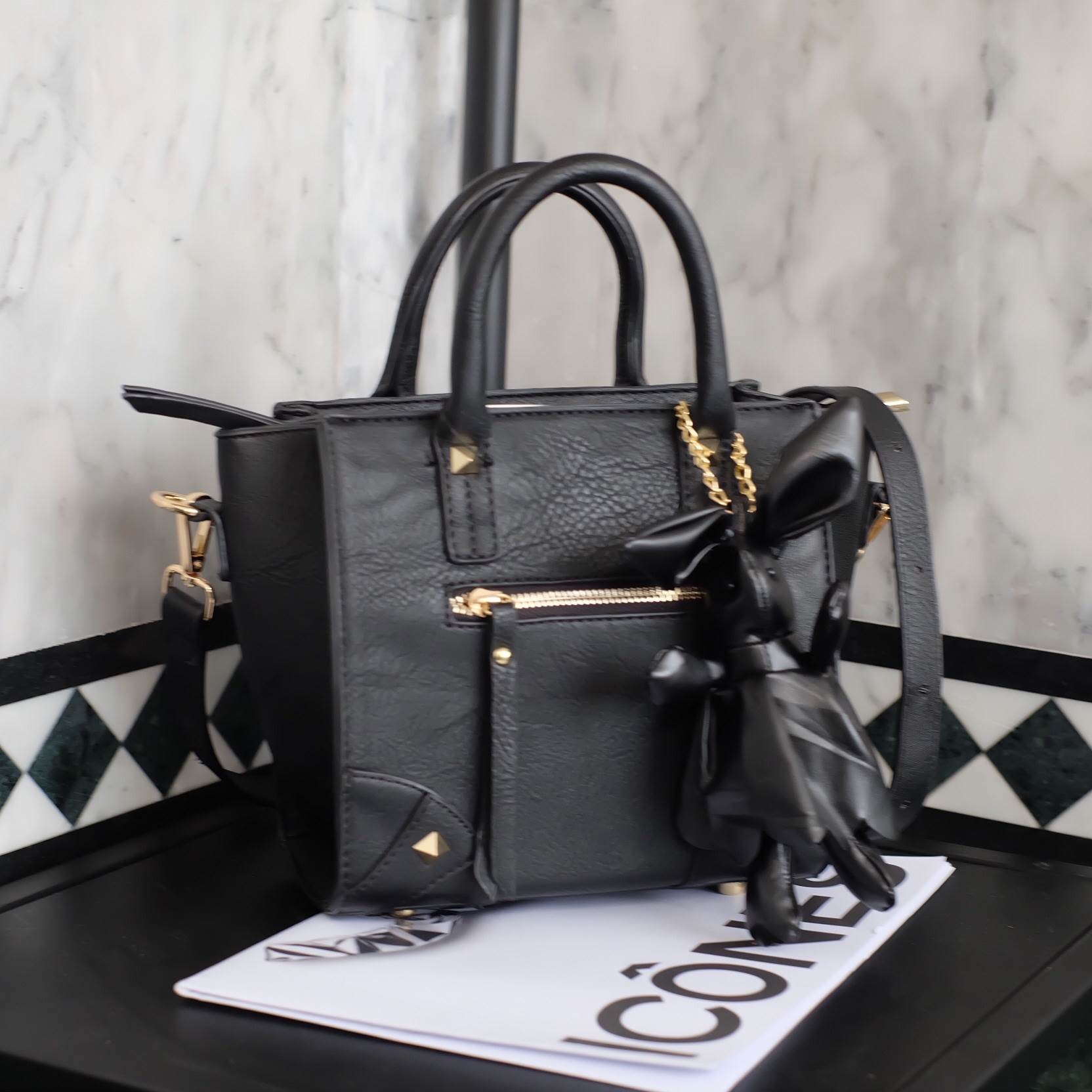 รุ่นใหม่ล่าสุดเลย ห้ามพลาดน๊า !! จากแบรนด์ KEEP รุ่น Teena mini handbag (( size นี้ ใส่กระเป๋าตังค์ยาว และโทรศัพท์ได้ทุกรุ่นคะ )) กระเป๋าสะพายข้าง ขนาดกะทัดรัด หนังเนื้อดี ลายหนังชัด ทนทานคะ น้ำหนักเบา ดีไซด์ ทันสมัย เข้าได้กับทุกชุด สายสะพายเป็นสายหนังปร