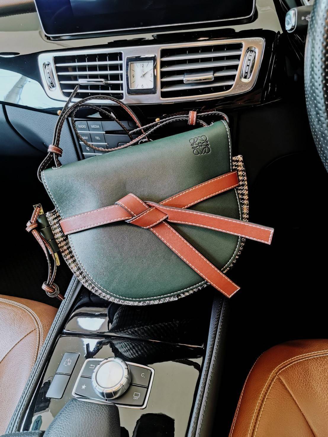 พรีเมี่ยมกิ๊ฟแท้ 100% 】LOEWE CROSSBODY BAG VIP GIFT WITH PURCHASE (GWP) กระเป๋าถือหรือสะพาย Limited จาก LOEWE DUTYFREE COUNTER วัสดุ Canvas & Leather Calfskin หนังแท้รูปทรงอานม้าสวยอยู่ทรง เปิดปิดด้วยฝาปิดแต่งด้วยสายรัดหนัง