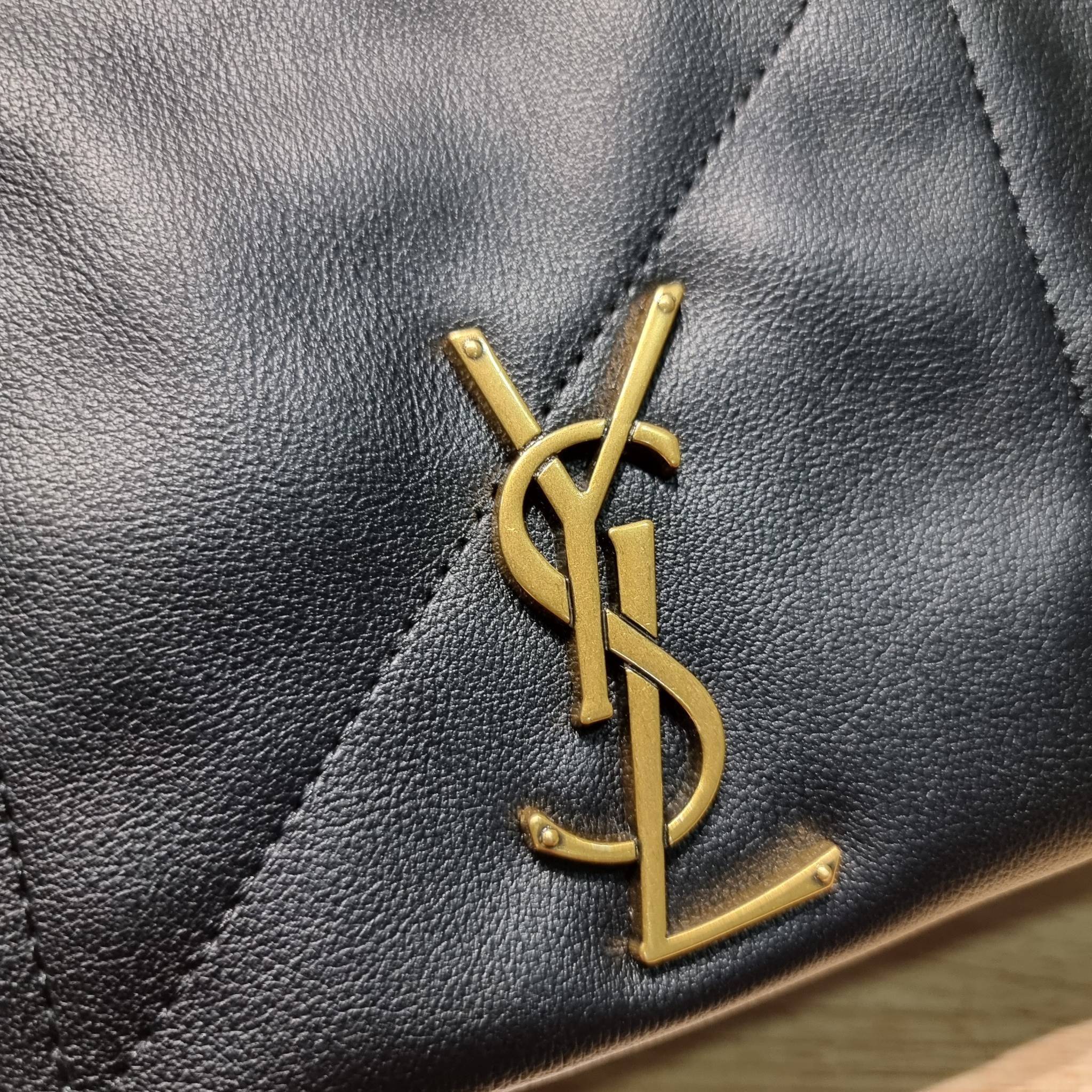 YSL jamie 4.3 in lambskin กระเป๋าสะพายใบใหญ่ เรียบหรู ดูปัง ดูแพง สีดำคลาสสิคตัดกับอะไหล่สีทองได้อย่างลงตัว ครบเครื่องตัวมัม! ดีไซน์ใหม่ 2023 สัมผัสผิวกระเป๋าดูดีมากๆ