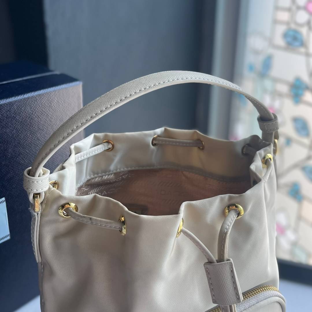 Prada Duet Re-Nylon Bucket shoulder bag / Prada Nylon bucket bag Pastel เกรดใช้สลับใบจริง ออริจินอล ใช้งานต่างประเทศได้ น้องสาวสุดสวยมาให้จับจองอีกหนึ่ง สีพาสเทลน่ารักละมุนมากๆ ค่ะ กระเป๋าสะพายข้าง ทรงขนมจีบ ไซส์มินิ ขนาดน่ารักน่าใช้มาก วัสดุขอบหนังแท้ แล