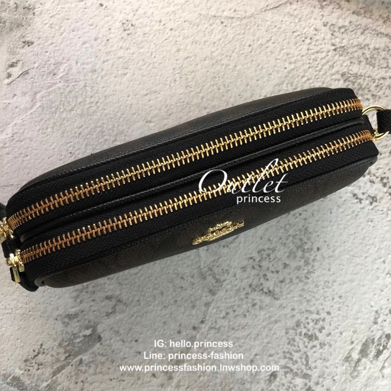 กระเป๋าสะพาย COACH เปิด - ปิดกระเป๋าด้วยซิป มีช่องใส่ของ 2 ช่องใหญ่ ด้านในมีช่องใส่ของ 1 ช่อง และช่องใส่บัตร 2 ช่อง มาพร้อมสายสะพายยาว สามารถปรับได้ 3 ระดับ (ถอดสายไม่ได้ค่ะ)