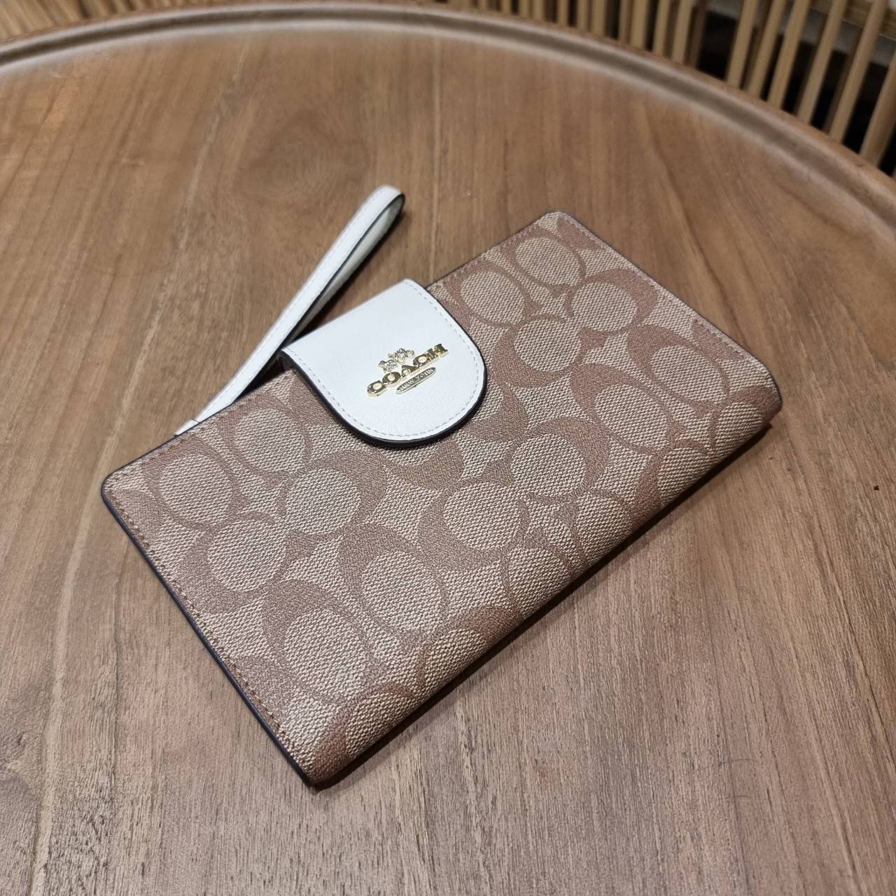 พร้อมส่ง 7 สี COACH C2874 TECH WALLET IN COLORBLOCK SIGNATURE CANVAS จัดให้สีใหม่ก่อนใคร!! ดีไซน์ใหม่ คอลเลคชั่นสวยหรู กระเป๋าสตางค์พร้อมสายคล้องมือ ง่ายต่อชีวิตมากจ้า!! มันดีอะไรเบอร์นี้ ใส่ได้ทั้งบัตร และโทรศัพท์ก็ใส่ได้ทุกรุ่น แถมยังมีช่องซิปแยกไปอีก ช