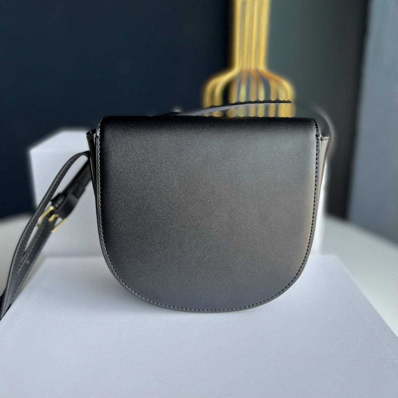 หนังแท้ CELINE BESACE cuir triomphe in Smooth calfskin / CELINE TRIOMPHE CLOSSBODY BAG หนังแท้ทั้งใบสวยหรู แบบใหม่ล่าสุด โลโก้หนังสมูทคลาสิก เหมาะกับสาวๆในวันที่อยากครอสบอดี้ชิลๆ ห้ามพลาดค่ะ!