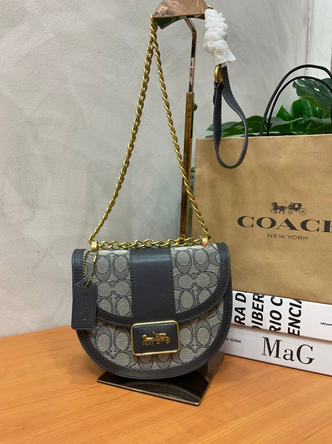 COACH ALIE SADDLE BAG IN SIGNATURE JACQUARD (C4694//C3464) New item!! กระเป๋าสะพายทรง saddle ดีไซน์วินเทจย้อนยุค แฝงความหรูในตัวด้วยอะไหล่สีทองเหลือง โดดเด่นไม่ซ้ำใครแน่นอน วัสดุผ้า jacquard สลับหนังแท้ ภายในเป็นช่องโล่ง มาพร้อมสายสะพายครอสบอดี้ ที่สามารถ