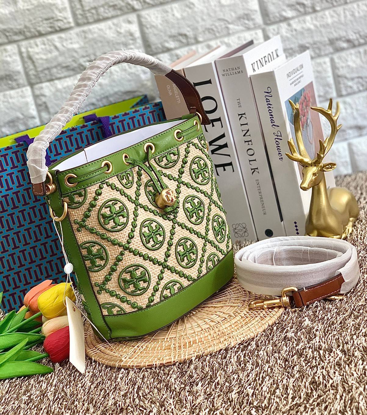 TORY BURCH T MONOGRAM STRAW BUCKET BAG NATURAL/SHISO 🌿สวยงามสะดุดตามากๆค่ะ จัดหนักกันไปเลยจ้า กับรุ่นที่สาวๆรอคอย พร้อมเสิร์ฟความสวยให้ถึงบ้านแล้วน้า กระเป๋าบัคเก็ตทรงยอดนิยม ดีไซน์ใหม่ล่าสุด ยูนีคไม่เหมือนใคร ลายสานเต็มใบพร้อมปักโลโก้เอกลักษณ์สีเ
