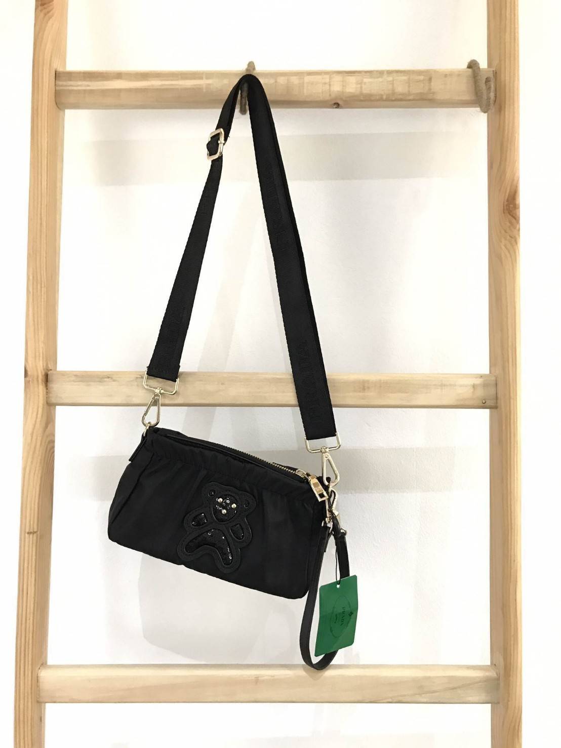 Don't Miss! PRADA NYLON CROSSBODY BAG กระเป๋าสะพายพรีเมี่ยมกิ้ฟจากเคาน์เตอร์ต่างประเทศรุ่น Limited edition วัสดุเป็น Nylon เนื้อหนาคุณภาพดีตามแบบฉบับของแบรนด์ ขนาดกำลังดี ด้านหน้าเป็นลายหมีปั๊กกลิ้ตเตอร์อะไหล่ทองสวยภายในซับ Polyester 100% สกรีนโลโก้แ