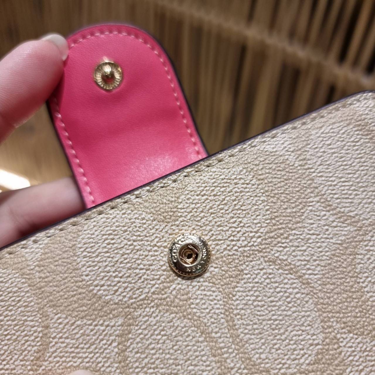 COACH C0082 MEDIUM CORNER ZIP WALLET IN SIGNATURE CANVAS ดีไซน์ใหม่ล่าสุด!! กระเป๋าสตางค์ใบกลาง 👛 ขนาดกำลังเหมาะมือ วัสดุหนังแคนวาสเคลือบลาย ดูแลรักษาง่าย มีช่องใส่บัตรและธนบัตรครบ และช่องซิปแยกไว้ใส่เหรียญ ครบเซ็ทแบบนี้เหมาะส่งต่อเป็นของขวัญที่สุ
