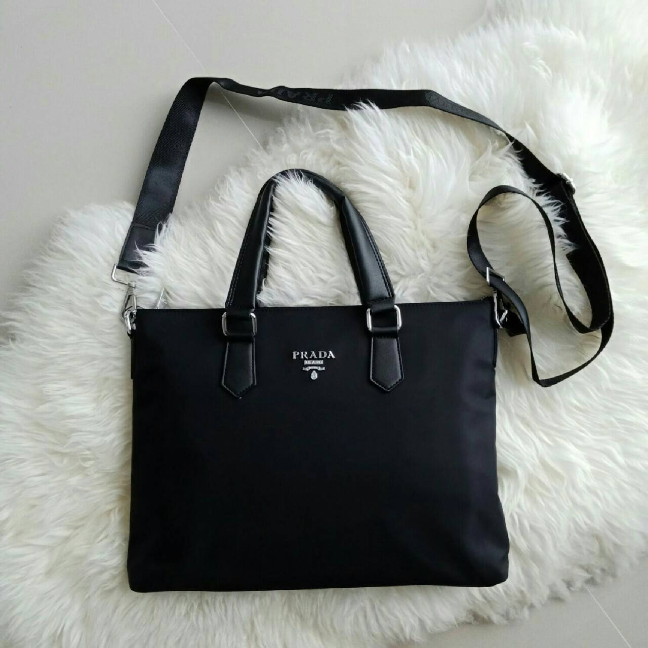 PRADA VIP GIFT NYLON HANDBAG ทรงสวย สุดคลาสสิค อยู่ทรง สวยหรูมากคะ วัสดุทำจากNylon คุณภาพดีสามารถกันน้ำได้ จะถือก็หรู จะสะพายก็ได้คะ ขนาดกลางๆ จุของได้เยอะ ใส่สมุด หนังสือ Ipad Labtop ได้สบายๆคะ ใช้ได้ทั้งคุณผู้หญิง และ คุณผู้ชายเลยคะ ดูดีมีคลาส มากๆคะ รุ