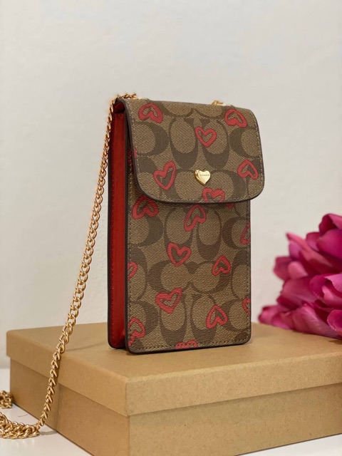 COACH PHONE CASE CROSSBODY BAG ((73486//76988//76357//39955//91046)) COACH NORTH/SOUTH CROSSBODY IN SIGNATURE CANVAS กระเป๋าใส่โทรศัพท์รุ่นนี้ มีความโดดเด่นทั้งดีไซน์และคุณสมบัติในการใช้งาน ด้วยลวดลายที่มีซิกเนเจอร์เป็นเอกลักษณ์แล้ว ด้านหลังยังมีช่องใส่กา