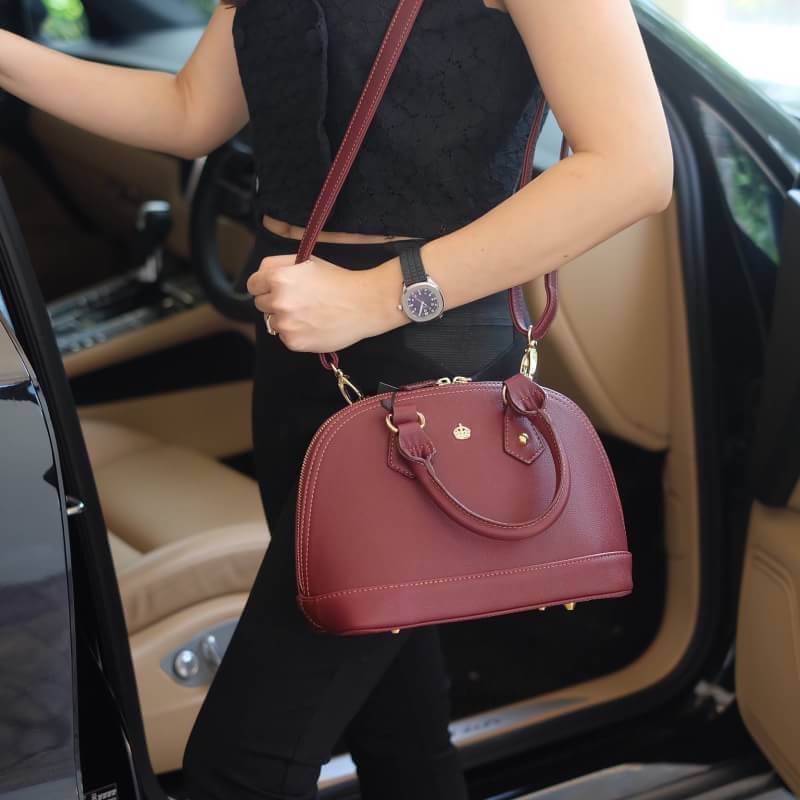 KEEP Milany handbag [ทรง alma] กระเป๋าถือหรือสะพาย วัสดุหนัง pu. ลายคาร์เวียร์ คุณภาพดี เนื้อ matte สวยอยู่ทรง ดีไซน์เรียบหรู cutting สวยเนี๊ยบปราณีต น้ำหนักเบา ขนาดกำลังดี ใส่กระเป๋าสตางค์ยาว, มือถือได้ทุกรุ่นค่ะ เปิดปิดด้วยซิป 2 ทางสะดวกใช้งาน ภายในมีช่