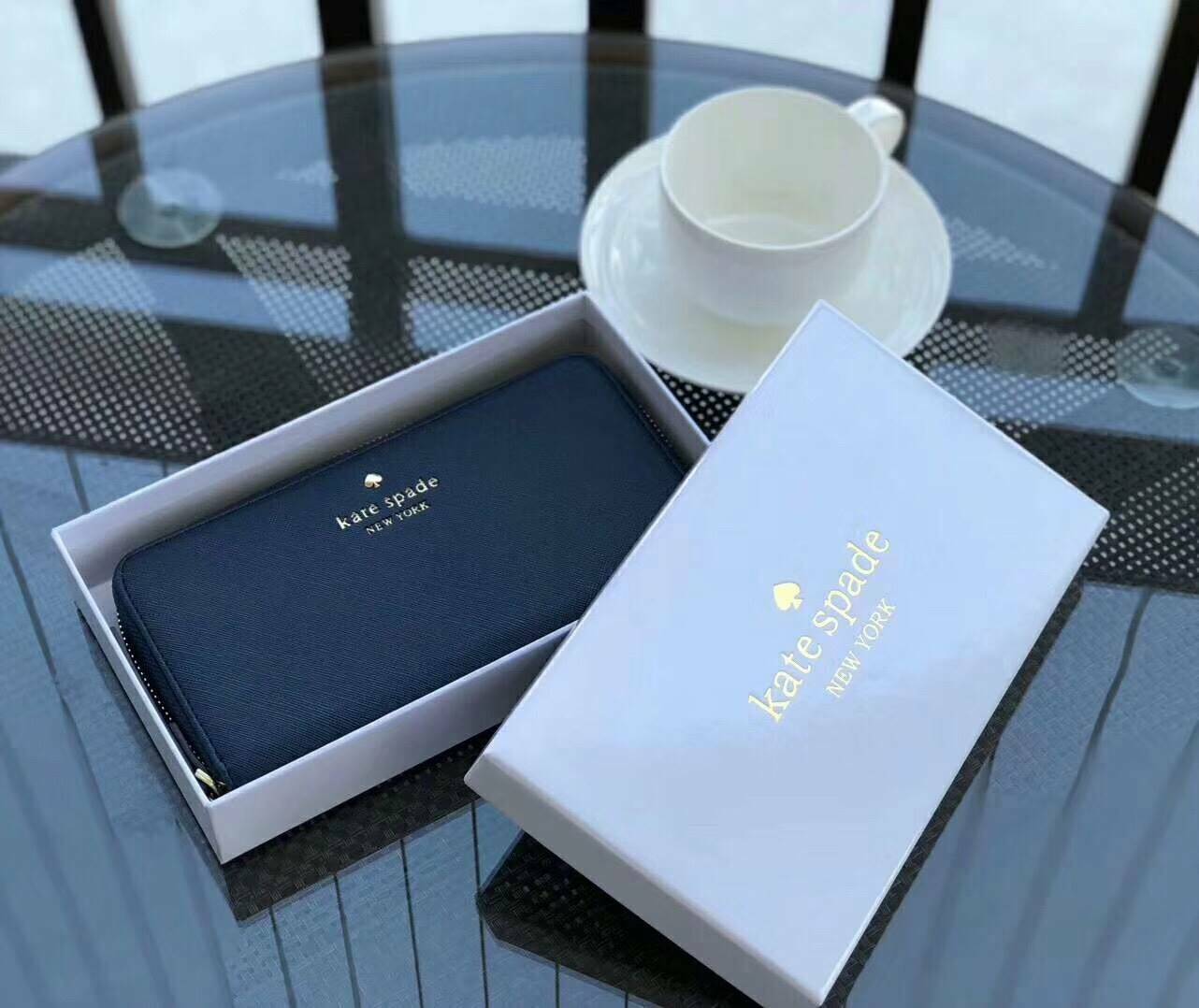 KATE SPADE LONG WALLET กระเป๋าสตางค์ใบยาวรุ่นใหม่ล่าสุดหนัง Saffiano สไตล์ PRADA สวยน่าใช้ ภายในมีช่องซิป1ช่อง และช่องใส่บัตรหลายช่อง ใส่เหรียญ บัตรได้เยอะ ตัวจริงสวยน่าใช้มากค่ะ