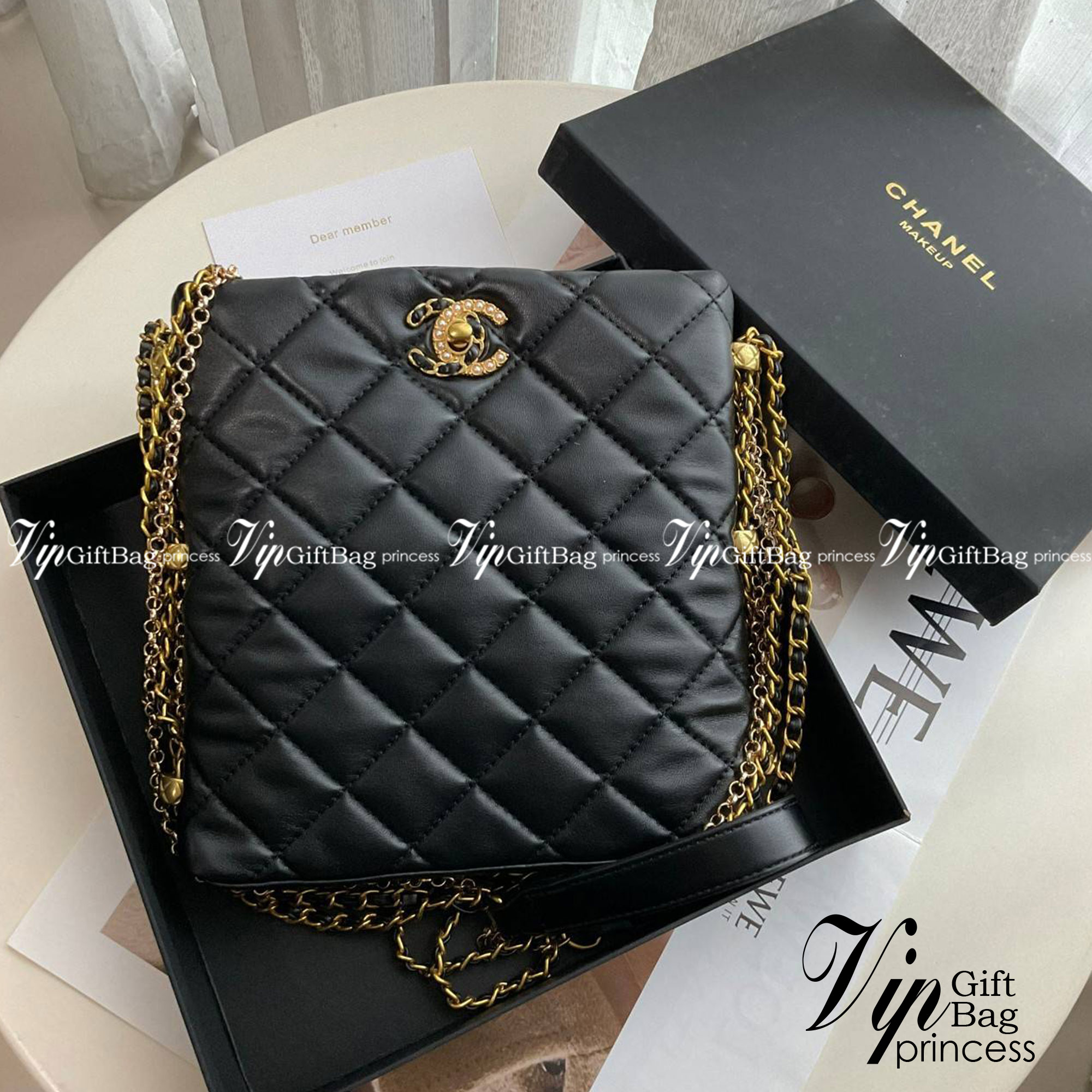 CHANEL VIP GIFT CROSSBODY CHAIN BAG กระเป๋าทรงสะพายข้าง ที่กำลังมาแรงมาในตอนนี้ ตัวกระเป๋าเป็นกระเป๋าสตางค์หนังพียูพรีเมี่ยม อะไหล่ทองทั้งใบ ด้านหน้าประดับโลโก้พร้อมมุก CC สุดหรู เปิดปิดด้วยตัวหมุนล็อค ใส่กระเป๋าสตางค์ยาวได้ รุ่นนี้พกของได้เยอะในระดับนึงเ
