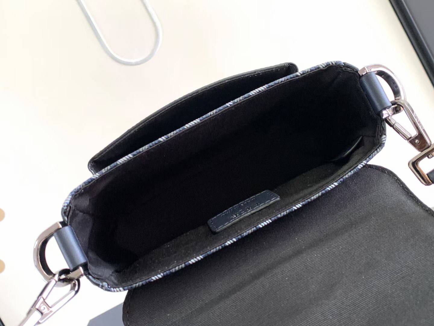 MINI DIOR HIT THE ROAD BAG / Dior Mini Messenger Bag / CD Diamond Messenger Bag ท็อปออริสลับแท้ เกรดดีสุด พร้อมส่ง กระเป๋าสะพาย รุ่นใหม่ล่าสุดคอล Summer 2023 ที่หนุ่มๆไม่ควรพลาด สวยหรูหราเป็นเอกลักษณ์แบรนด์