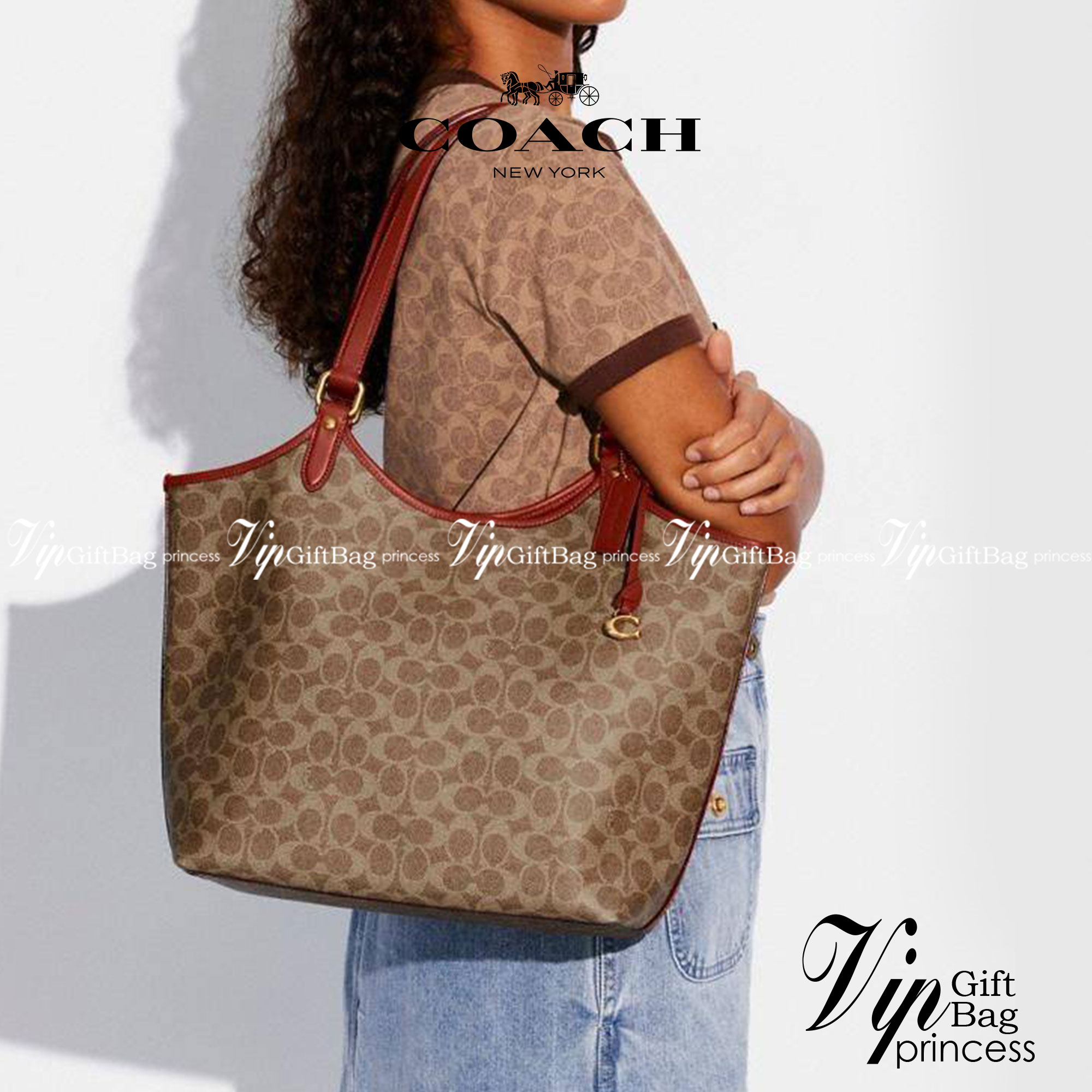 COACH C6336 DAY TOTE IN SIGNATURE CANVAS ใหม่ล่าสุด กับกระเป๋าทรงโท้ทใบใหญ่ สวยสะกดสายตา ด้วยดีไซน์ที่ดูเรียบง่าย แต่แฝงไปด้วยดีเทลเล็กๆ ที่เสริมให้ไอเท็มนี้ดูแพง พิเศษ กระเป๋าลูกใบเล็กอีกหนึ่งใบ พกติดกับกระเป๋า หรือจะเอาไปแยกใช้ก็ได้ วัสดุหนังแคนวาส สลับ