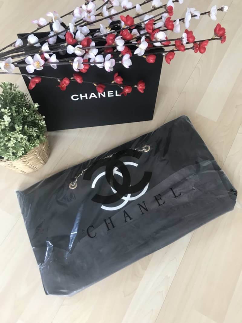 New Gorgeous☆☆ กระเป๋าใบใหญ่ทรง Tote จากแบรนด์ Chanel VIP gift Bag ทำจากผ้าหนา Polyester ฐานล่างกระเป๋าทำจากหนังแก้วผิวมันเงา สวยหรู สกรีนโลโก้ชาแนลหน้าหลัง หัวซิปปั้มโลโก้ ด้านในเป็นช่องกว้าง และมีอีกหนึ่งช่องเก็บของ รุ่นนี้สะพายไหล่เป็นสาย