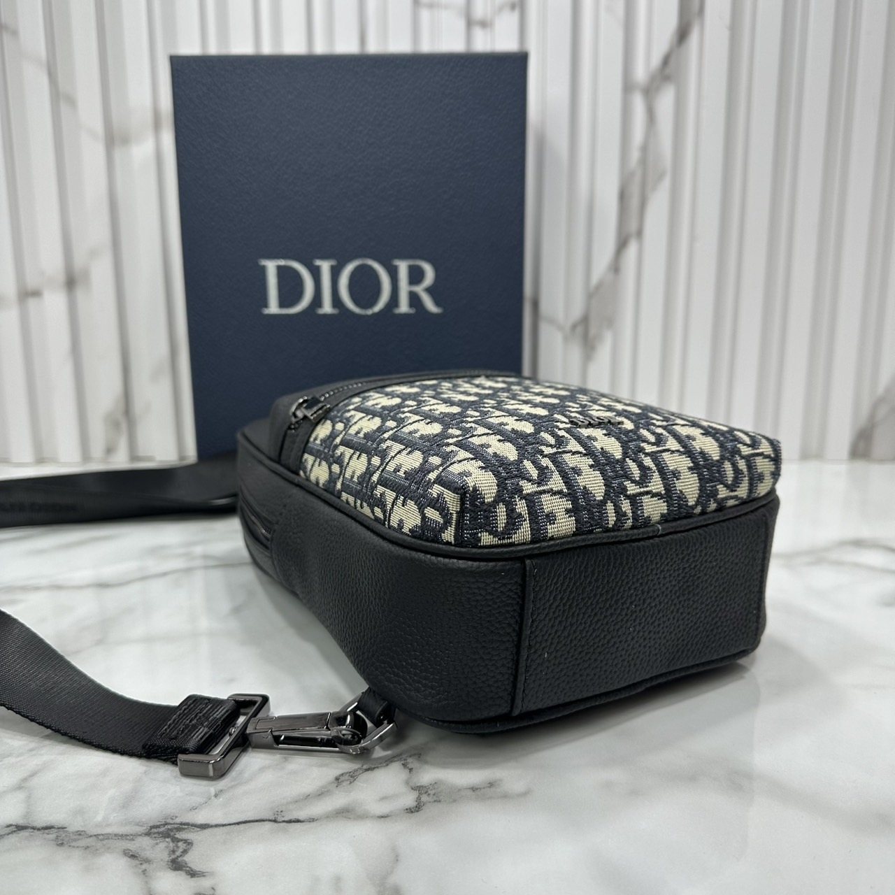DIOR Sling Bag Rider 2.0 Oblique jacquard fabric กระเป๋าสะพายคาดอก หนังแท้ แคนวาสแท้ สง่างามเหนือกาลเวลา มีไว้ไม่มีเอาท์ ท่านชายควรมีมากค่ะ