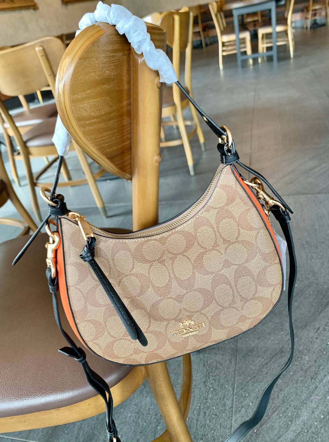COACH KLEO HOBO BAG ((C7257//C6809//C6807)) พร้อมส่ง คุณภาพเกินเบอร์เลยจ้าา จำนวนจำกัด! กระเป๋าคล้องไหล่หรือสะพายข้างได้ Hobo รุ่นใหม่ล่าสุด ดีไซด์รูปทรงให้ดูเรียลขึ้น หนังแท้นิ่มสวย เปิดปิดกระเป๋าแบบซิปมีหนังห้อยลงมา ภายในกระเป๋าสามารถใส่กระเป๋าเงินใบยาว