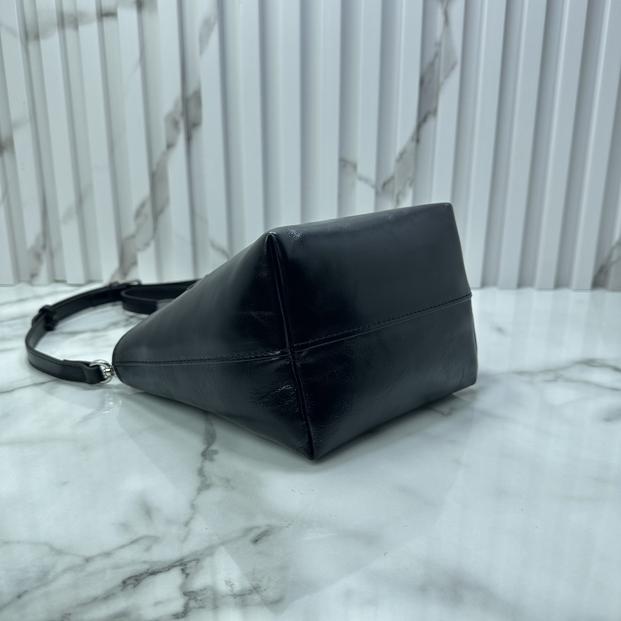 ALEXANDER WANG Punch Mini Tote Bag in Crackle Patent Leather กระเป๋าทรงโท้ท งานหนังลายยับเต็มใบ เกรดออริ 1:1 ใช้งานต่างประเทศได้