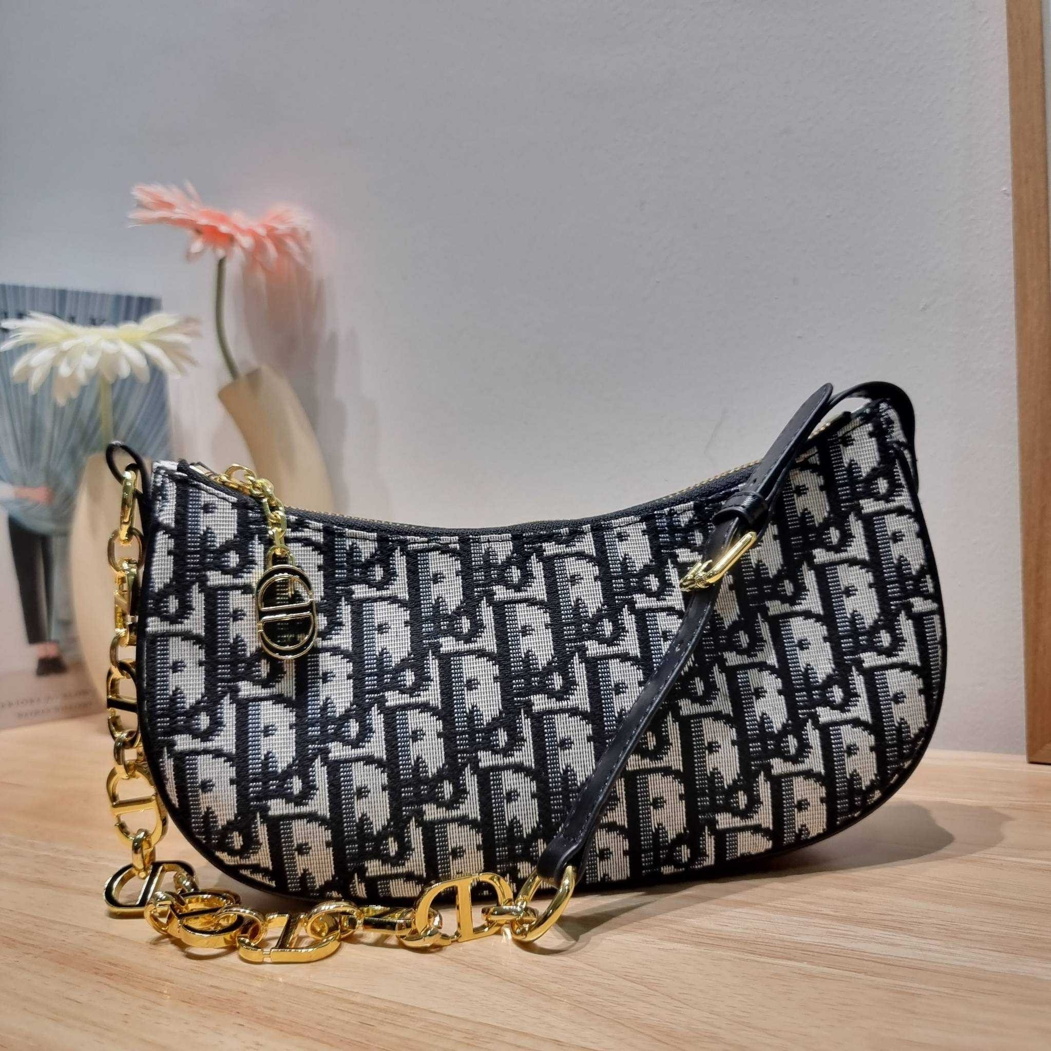 CD Lounge Bag Blue Oblique Jacquard / Dior pochette กระเป๋าสะพายทรงพอช สวยหรู ดีไซน์เรียบ แต่ดูแพง