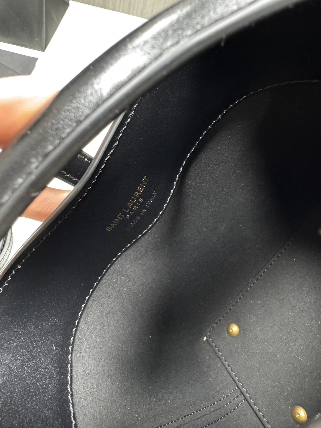 TOP ORI หนังแท้ | YSL Le 37 in shiny leather bag / YSL Bucket Bag กระเป๋าสะพายทรงทรงถัง โดดเด่นด้วยตัวปิดแบบตะขอ Cassandre พร้อมหูจับด้านบน และสายสะพายไหล่แบบปรับได้และถอดออกได้