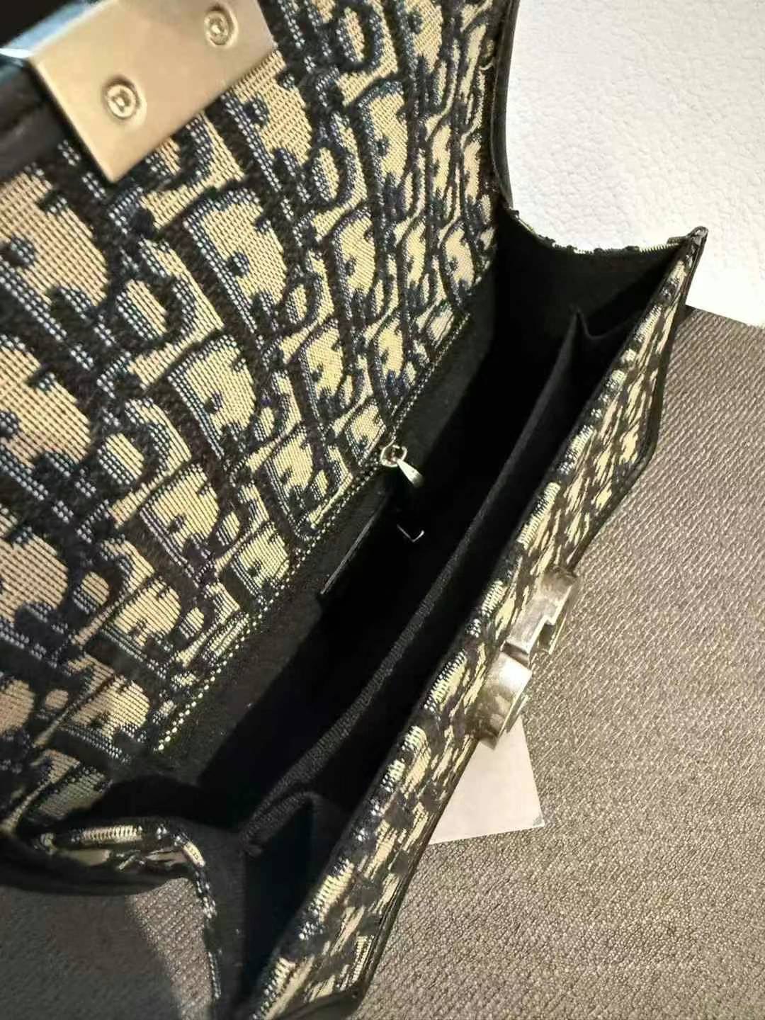 DIOR 30 Montaigne East-West Bag with Chain กระเป๋าสะพายรุ่นใหม่ ฝาพับแบบหนังสวยหรู ขนาดน่ารักสุดฮอต ที่สาวๆต้องไม่พลาด ทรงสวยมีกิมมิคในตัว ดูแพง ดีไซน์ย้อนยุคเป็นเอกลักษณ์