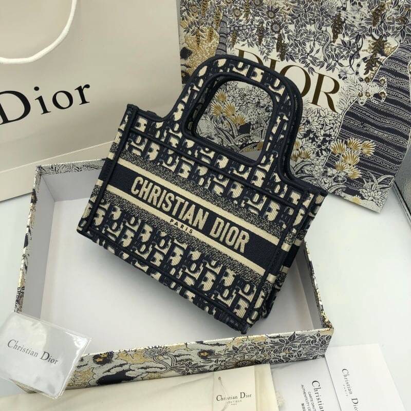 CHRISTIAN DIOR MINI BOOK TOTE กระเป๋าถือทรง Shopping ไซส์มินิ สวยคลาสสิค พกพาสะดวก ใช้งานง่ายสุดๆ วัสดุงานทอละเอียดคุณภาพดี ภายในเป็นช่องโล่ง ใบจริงงานสวยเกินเบอร์!! ไม่ผิดหวังจ้า
