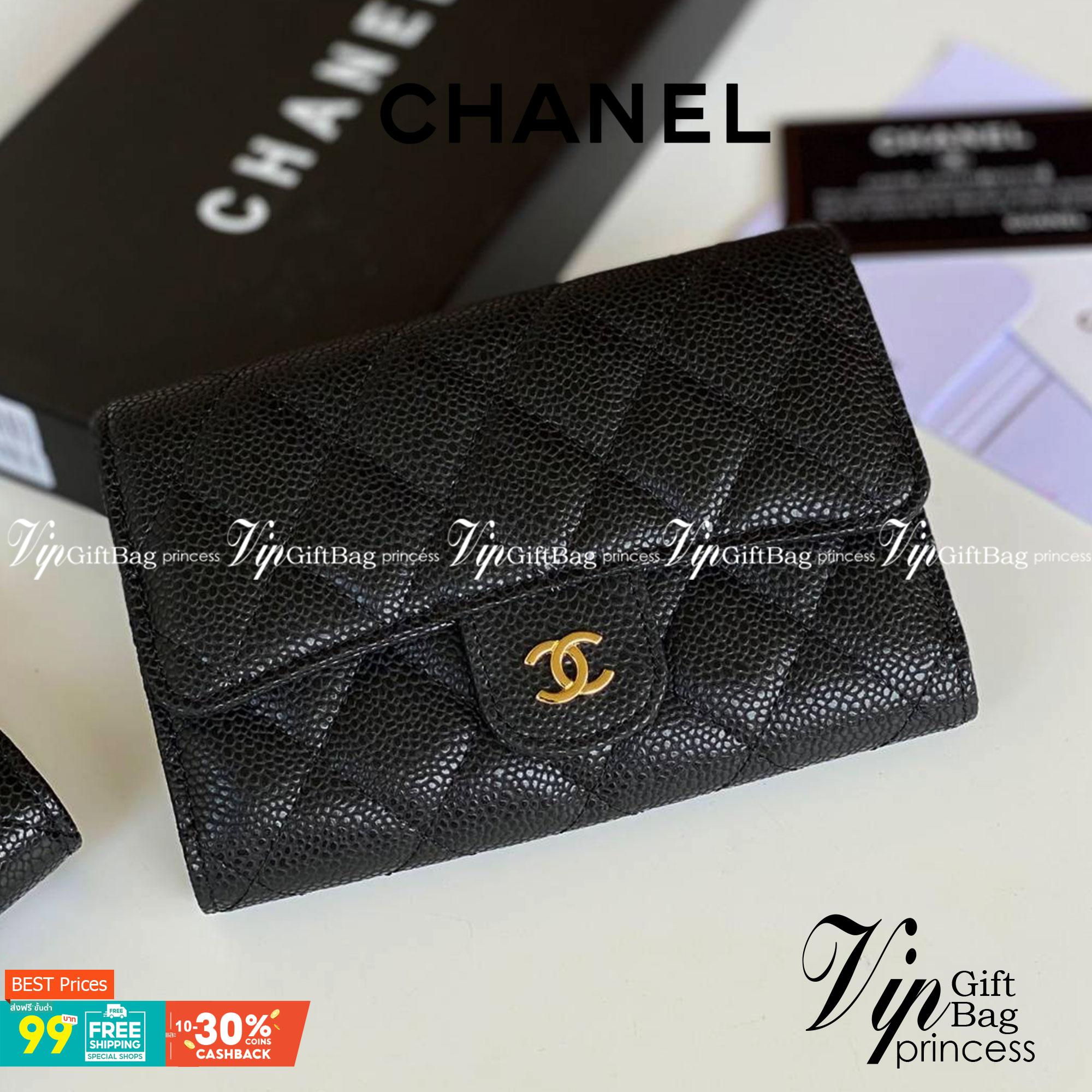 หนังแท้ CHANEL WALLET รุ่นยอดนิยมไอเท็มฮิตวัสดุหนังคาเวียร์สวยคลาสสิคเปิดปิดด้วยฝาปิดกระดุมด้านหน้ามีโลโก้แบรนด์อะไหล่ทอง/เงินสวยหรู ภายในสีแดงเบอกันดี้ มีช่องซิปด้านในเรียกว่าใบเดียวจบ เป็นใบยอดนิยมของสาวๆ เลยค่าา พร้อมส่งที่ไทยไม่ต้องรอพรีฯ สาวก Chanel 