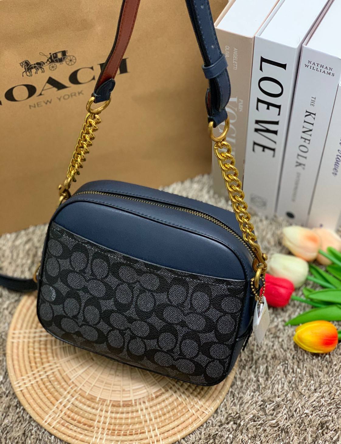 สินค้าขายดี พร้อมสีใหม่ 3สี ในไทยยังไม่มีค่ะ !! COACH SIGNATURE CROSSBODY BOX BAG ((F31208)) กระเป๋าสะพายวัสดุหนังแท้ จาก coach factory outlet หนังนิ่ม ทรงสวย ตัวกระเป๋าลายแบรนด์ ตัดขอบหนังเรียบได้สวยงามค่ะ ด้านหน้า-หลัง มีช่องสำหรับใส่ของ เปิดปิดกระเป๋าแ