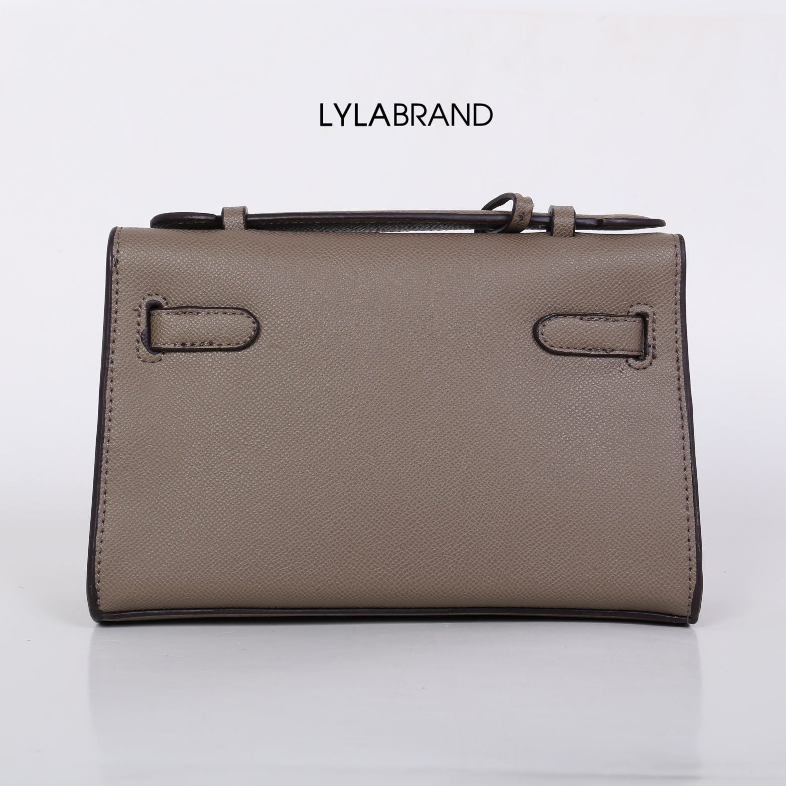 LYLABRAND🔔 KELLY MINI SIZE 22 CM / EPSOM PU TOP PREMIUM มาพร้อมสายหนังและสายโซ่คุณภาพดีสุดๆ ใบเล็กน่ารักพอดิบพอดีถือเป็นครัชออกงานได้ให้ลุคหรูสุด หรือจะใส่กับชุดทำงาน กางเกงยีนส์ ได้หมด ครบเลยค่ะ ให้ลุค ผู้ดีมากๆ ใส่ iphone plus ได้ทุกรุ่น มีสีให้