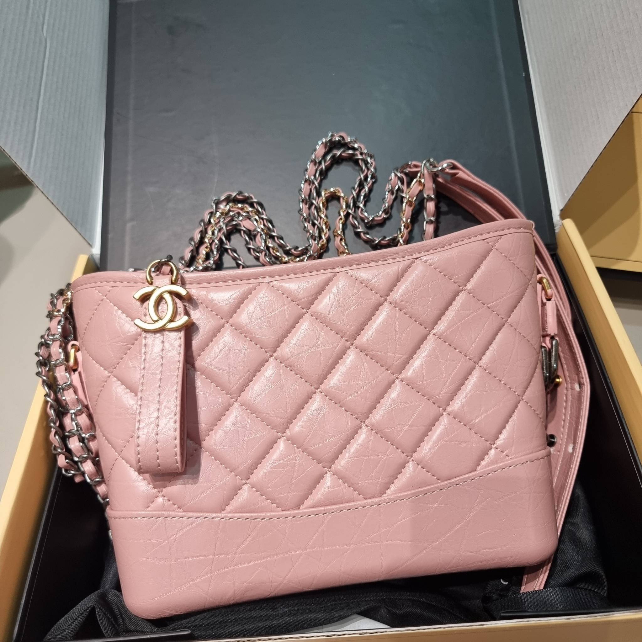 CHANEL Gabrielle Bag Medium สวยคลาสสิค No.1 ต้องยกให้ไอเท็มนี้เท่านั้น กับกระเป๋าสะพายซิกเนเจอร์ ดีไซน์ไม่เหมือนใคร เป็นเอกลักษณ์ ใช้งานได้หลากหลาย สะพายได้ไม่ซ้ำ