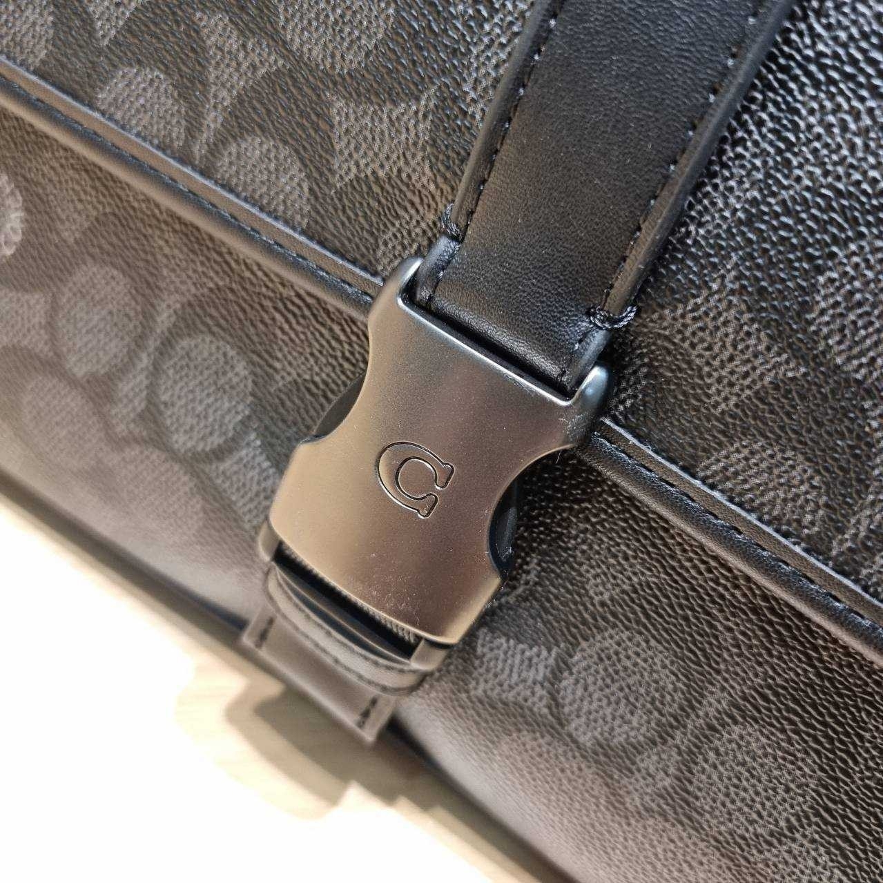 COACH CU202 LEAGUE MESSENGER BAG IN SIGNATURE CANVAS กระเป๋าสะพายทรง messenger สุดฮอต ที่ดีไซน์รูปแบบให้สปอร์ตขึ้น และหรูขึ้น แต่ยังคงคลาสสิค ขนาดใบใหญ่กำลังดี