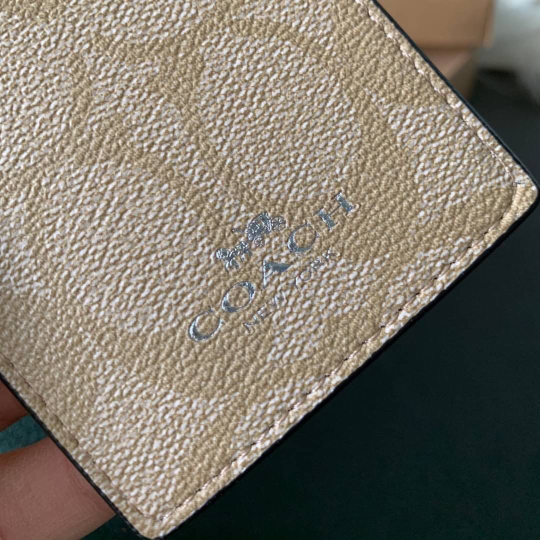 COACH F63274 ID LANYARD IN SIGNATURE COATED CANVAS กระเป๋าใส่บัตรคล้องคอ ลาย C ทั้งใบ ด้านหน้าตกแต่งชื่อแบรนด์ สวยมากกก ใส่บัตรพนักงาน และบัตรต่างๆ มาพร้อมสายคล้องคอ สายถอดออกได้ ตัวกระเป๋ามี 3 ช่องค่ะ