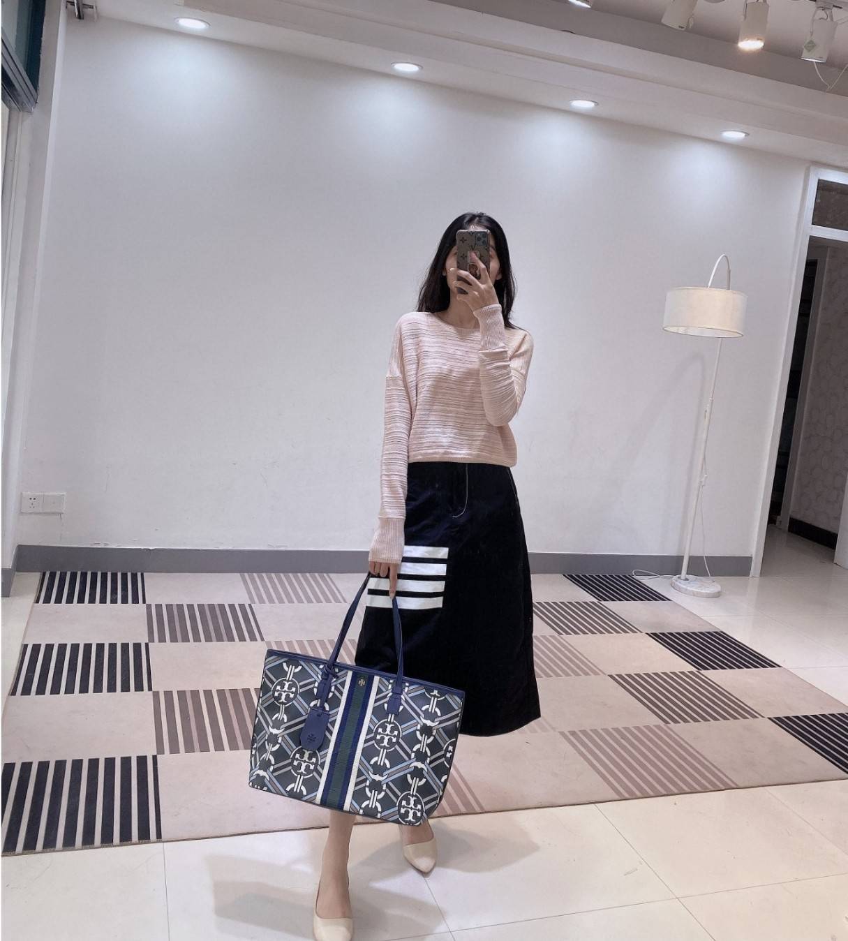 Tory burch Gemini Link Canvas Top Zip Tote Bag สำหรับ Collection นี้คาดว่าน่าจะเป็นรุ่นที่สะดุดตาใครหลายคนอย่างแน่นอน เพราะ "Gemini Link" หรือ "เจมิไน ลิงค์” จุดเด่นคือลวดลายโซ่อันเรียบหรูที่สามารถสะกดทุกสายตา ใครได้เห็นก็ต้องรู้เลยว่าเป็นแ