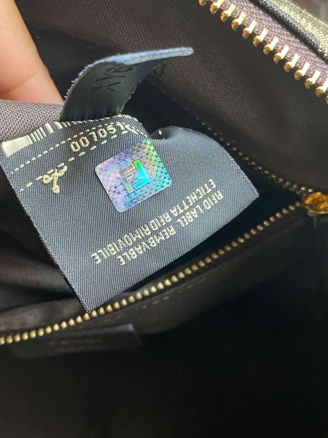 หนังแท้ Fendi Travel Bag Fendi Boston Vintage Bag พร้อมส่งที่ไทย Tobacco Zucca Canvas and Gold hardware. กระเป๋าเดินทางใบใหญ่กำลังดี ภายในโล่งกว้าง จุของได้เยอะ ภาพสินค้าถ่ายจากงานขายจริง ใช้งานต่างประเทศได้ค่ะ