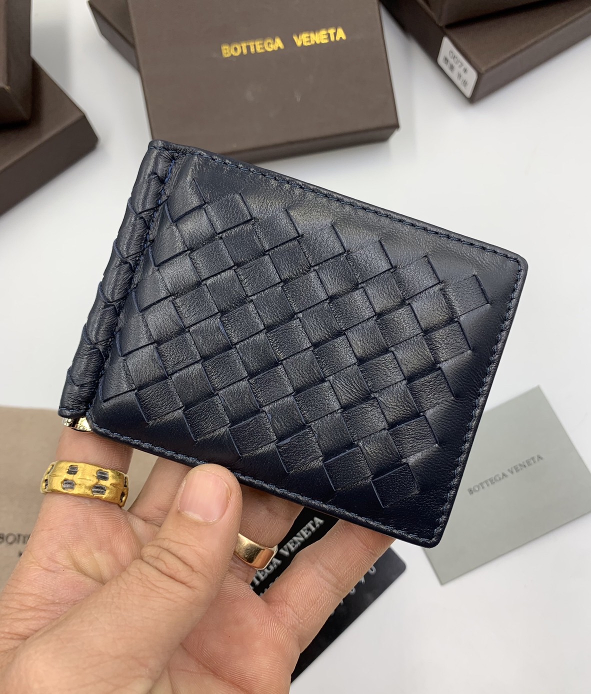 หนังแท้ BOTTEGA VENETA MONEY CLIP WALLET / BV Wallet / BV Men's Wallet พร้อมส่งที่ไทย กระเป๋าสตางค์ใบสั้น รุ่นคลาสสิกพร้อมคลิบโลหะ ที่หยิบมาใช้งานได้บ่อยที่สุด งานหนังลูกวัวแท้ทั้งใบ ใช้ทนทานได้นาน ใช้ทนทา