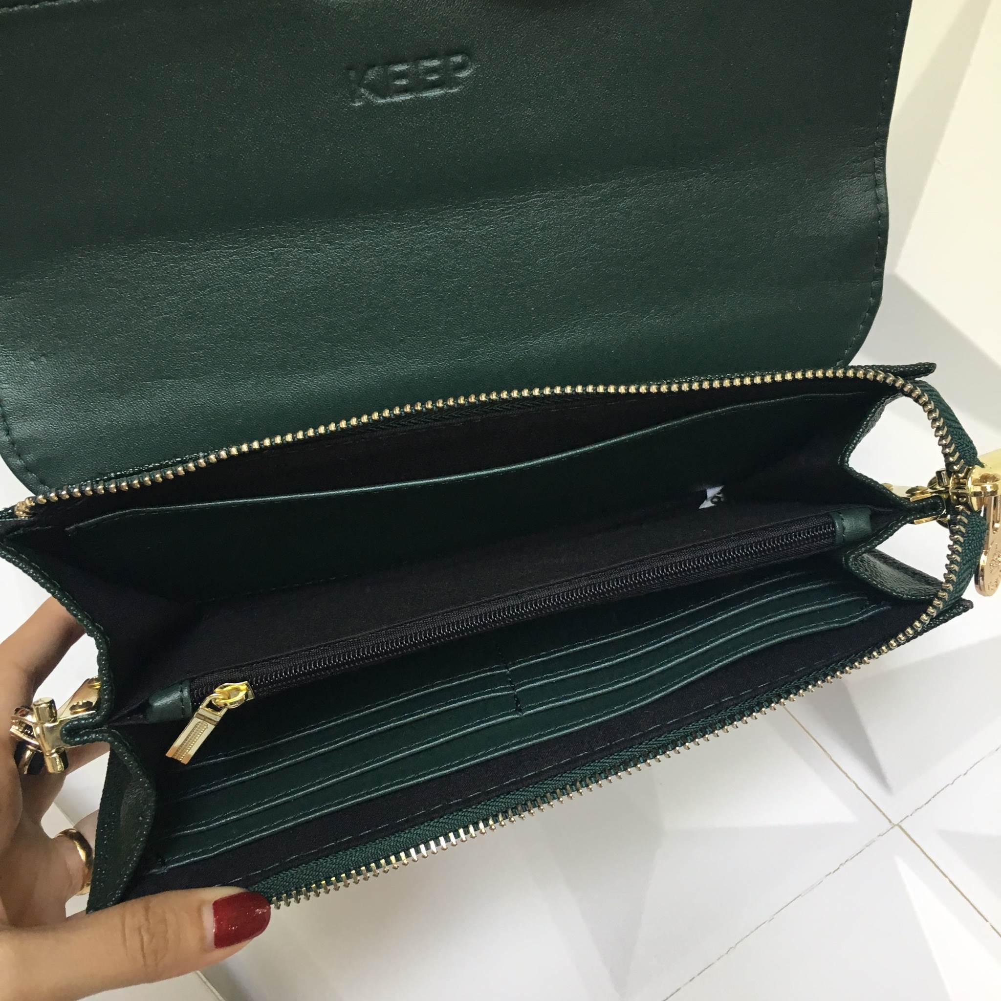 มาใหม่คะ สวยหรู รับเงิน ทางร้าน ได้กระเป๋าสตางค์ 3in1 ถือ / คล้องแขน / สะพายไหล่ได้คะ ใบนี้ อะไหล่สวยมาก ทำให้กระเป๋าดู เลอค่ามากคะ สามารถใช้งานได้หลากหลาย ภายในมีช่องใส่ บัตร ใส่เหรียญหลายช่องคะ สวยรับเงินแน่นอน