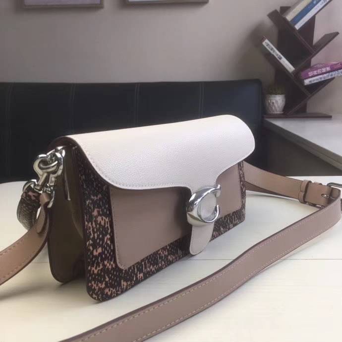 COACH TABBY SHOULDER BAG 26 พร้อมส่งที่ไทยอีกครั้งค่ะ!! กระเป๋าหิ้ว//คล้องไหล่//สะพายข้างได้ สุดคุ้ม! หนังแท้เรียบคลาสสิคเพิ่มความหรูเข้ามาค่ะ ด้านหน้ามีอะไหล่แบรนด์ตัวใหญ่โดดเด่น เปิดปิดกระเป๋าแบบกระดุมแม่เหล็ก ภายในมีช่องหลักใส่ของ2ช่อง;สามารถใส่กระเป๋า