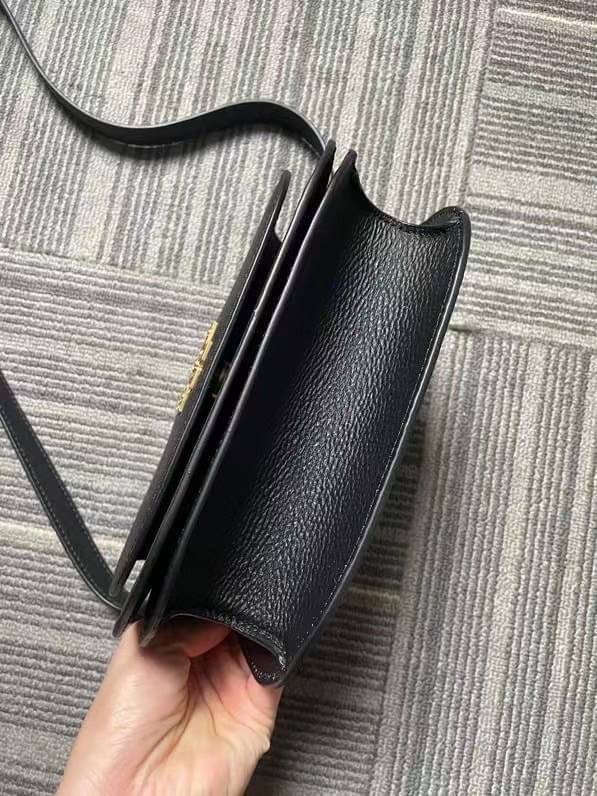 TORY BURCH BRLTTEN SMALL SADDLE BAG / Tory Burch Britten Flap Shoulder Bag กระเป๋าสะพายข้าง วัสดุหนังแกะแท้ ด้านหน้าประดับโลโก้แบรนด์ เปิด-ปิดกระเป๋าแบบกระดุมแป็กแม่เหล็กแน่นหนา ภายในมีช่องหลัก ใส่กระเป๋าเงินใบกลาง มือถือได้ทุกรุ่น มีช่องแยกใส่ของจุกจิกอี