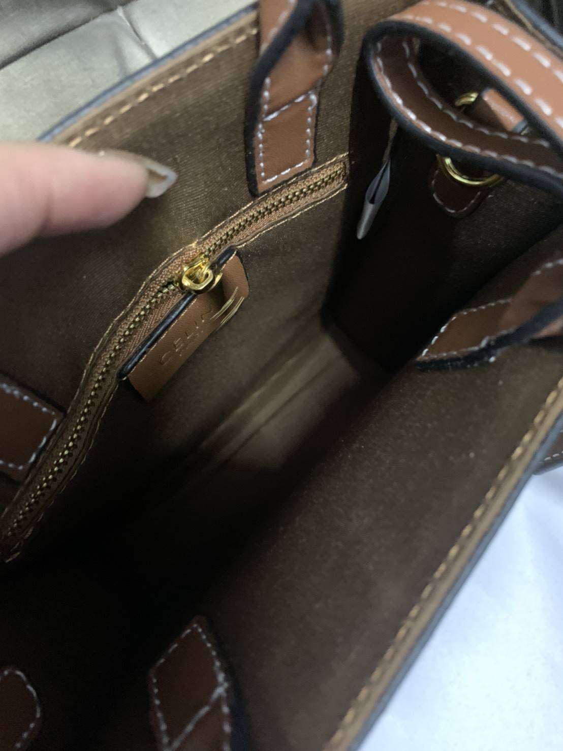 CELINE MINI HAND CARRY AND CROSSBODY BAG VIP GIFT WITH PURCHASE (GWP) พรีเมี่ยมกิ๊ฟ Limited จาก CELINE HAUTE PARFUME DUTYFREE COUNTER วัสดุ COATED CANVAS งานทรงเหลี่ยมสวยหรูสุดคลาสสิคในสไตล์สาว Lisa หนังสวยอยู่ทรงกันน้ำ มีโลโก้แบรนด์ด้านหน้า ภายในโล่งกว้า