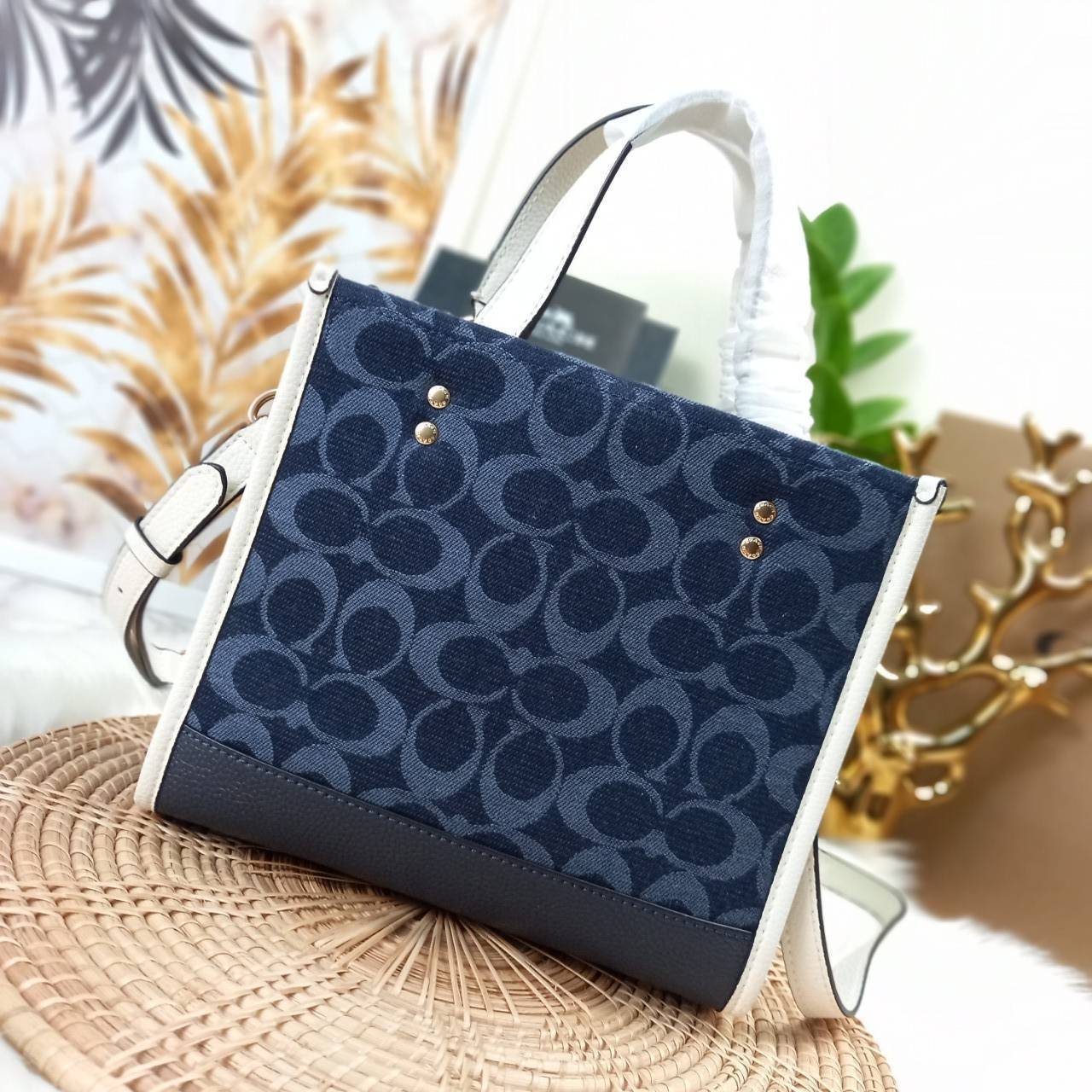 OUTLET 】COACH DEMPSEY TOTE 22 IN SIGNATURE JACQUARD WITH COACH PATCH (C5638) ฮิตมาก พลาดไม่ได้เชียว 🤩ตอกย้ำความแรง กับทรงTOTE ยอดฮิต เวลานี้ ยกให้เลย//กระเป๋าถือ หรือสะพาย มีสายยาว ถอดและ //วัสดุ jacquard ทอลาย signature เก็บดีเทลหนังแท้ ใบนี้สวยค