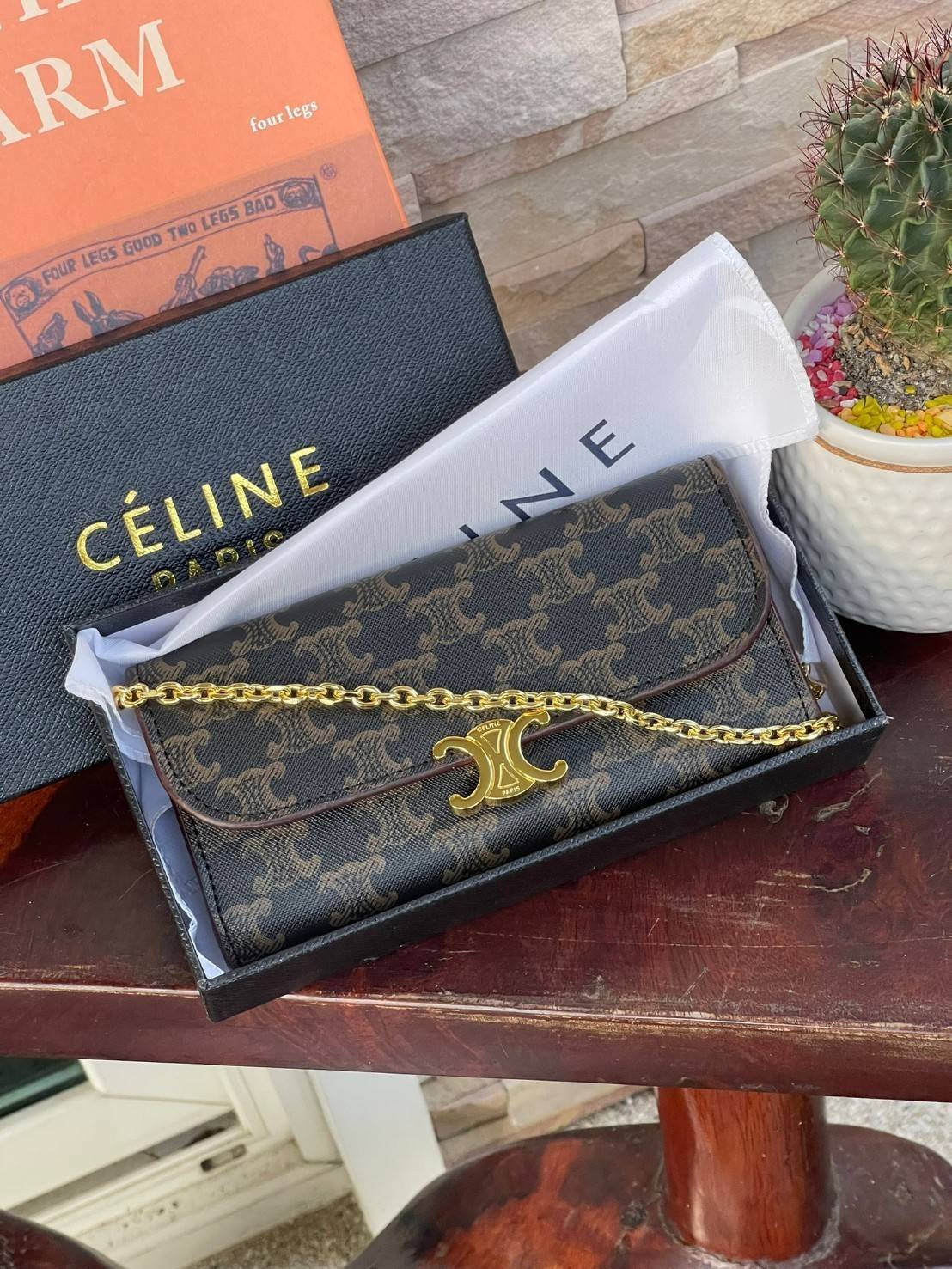 CELINE INSPIRED 2IN1 LONG WALLET ใครมีของที่ต้องจัดเก็บในปริมาณมาก จะต้องถูกใจกระเป๋าสตางค์ผู้หญิงใบนี้แน่นอน เนื่องจากมีช่องแยกย่อยสำหรับใส่ธนบัตร เหรียญ และบัตร รวมแล้วกว่า 10 ช่อง ให้คุณจัดเก็บของต่าง ๆ ได้เป็นสัดส่วน นอกจากนี้ ยังมีช่องใส่ของเบ็ดเตล็ด