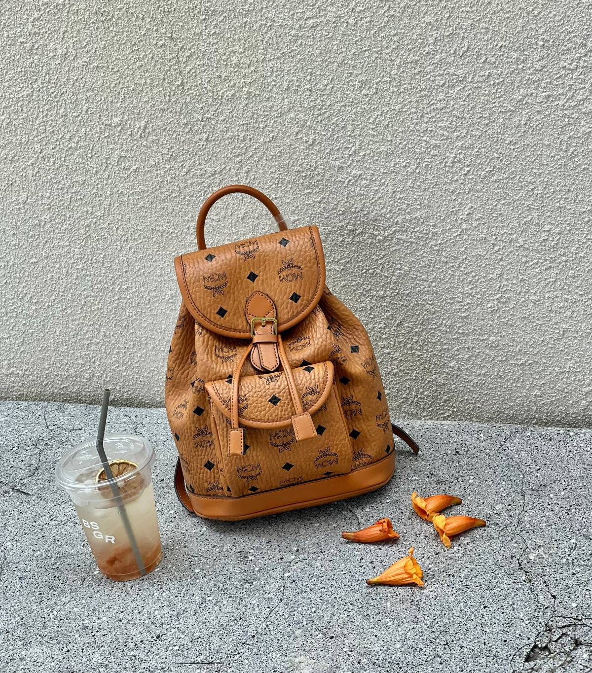 M.C.M AREN VISETOS BACKPACK / M.C.M Aren Drawstring Backpack in Visetos กระเป๋าเป้ทรงบัคเกตที่ทันสมัยคลาสสิคสวยมากๆ หนังแคนวาสอย่างดี ลายหนังสวยอีกหนึ่งรุ่นที่สาวๆควรมีติดตัว 🧡เกรดท็อปออริ เทียบแท้ 1:1 เกรดดีสุด ใช้งานต่างประเทศได้