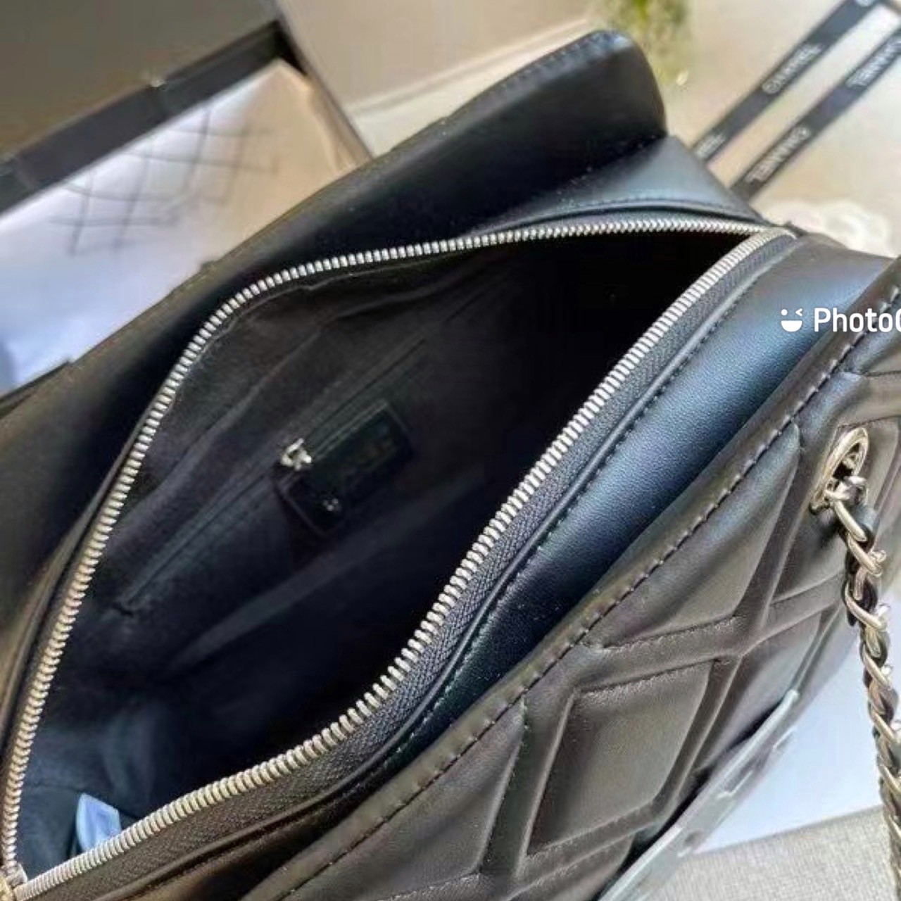 VIP 】CHANEL SHOPPING BAG งานหนังแท้สวยมาก ดีไซน์ทรง TOTE อยู่ทรงสวยหรูคลาสสิคไม่มีเอ้าท์ ภายในโล่งกว้าง จะถือหรือสะพายไหล่ก็ดูดี ไอเท็มแนะนำ พร้อมส่งที่ไทยราคาสุดคุ้ม Rare items เด็ดๆแบบนี้ควรค่าเเก่การสะสมสาวก Chanel GWP ห้ามพลาดค่ะ!