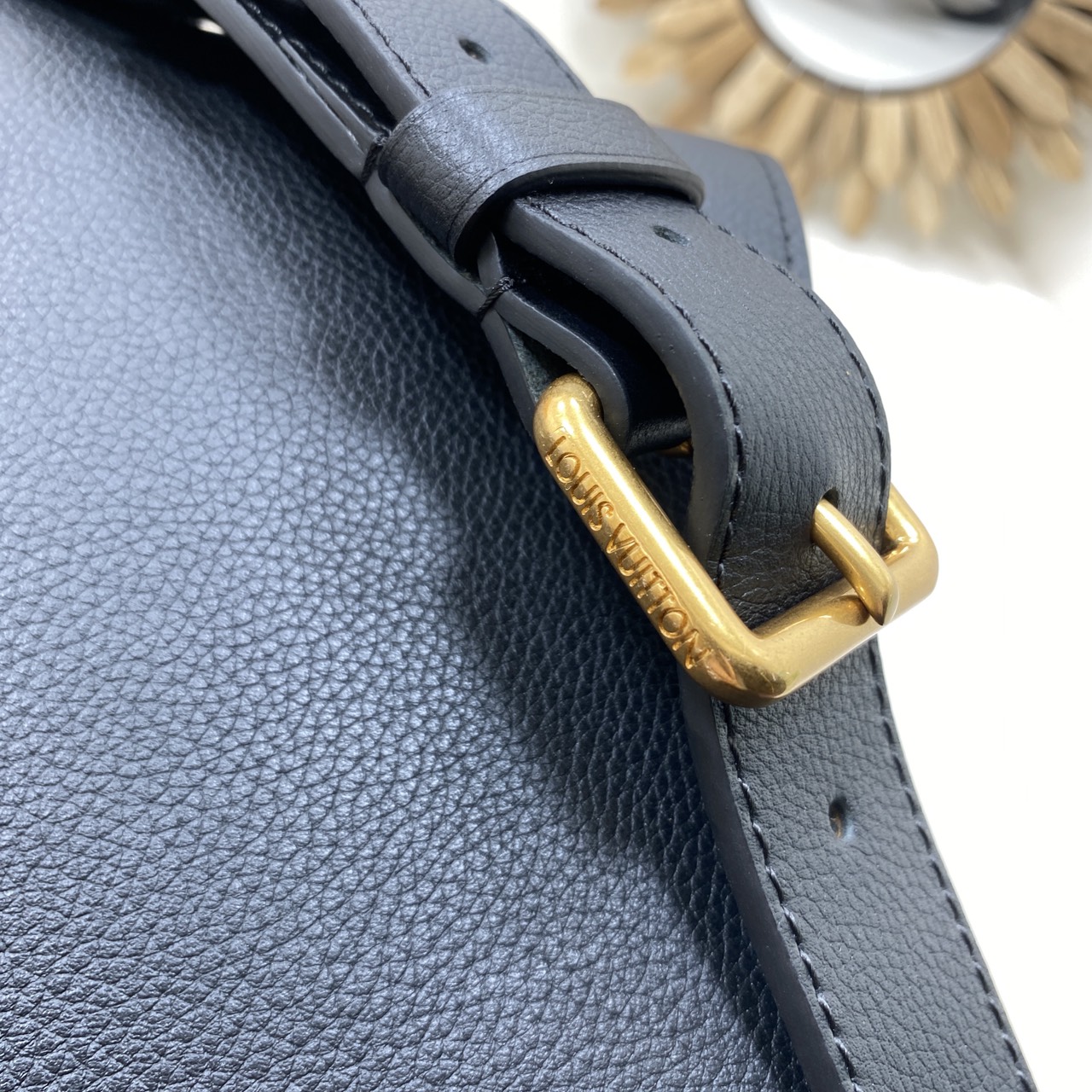 TOP ORI หนังแท้ | เกรดดีสุด LV Soft Twist Handbag กระเป๋าถือสุดไอคอนิก ถือเป็นกระเป๋าคู่ใจที่สมบูรณ์แบบสำหรับทุกวัน