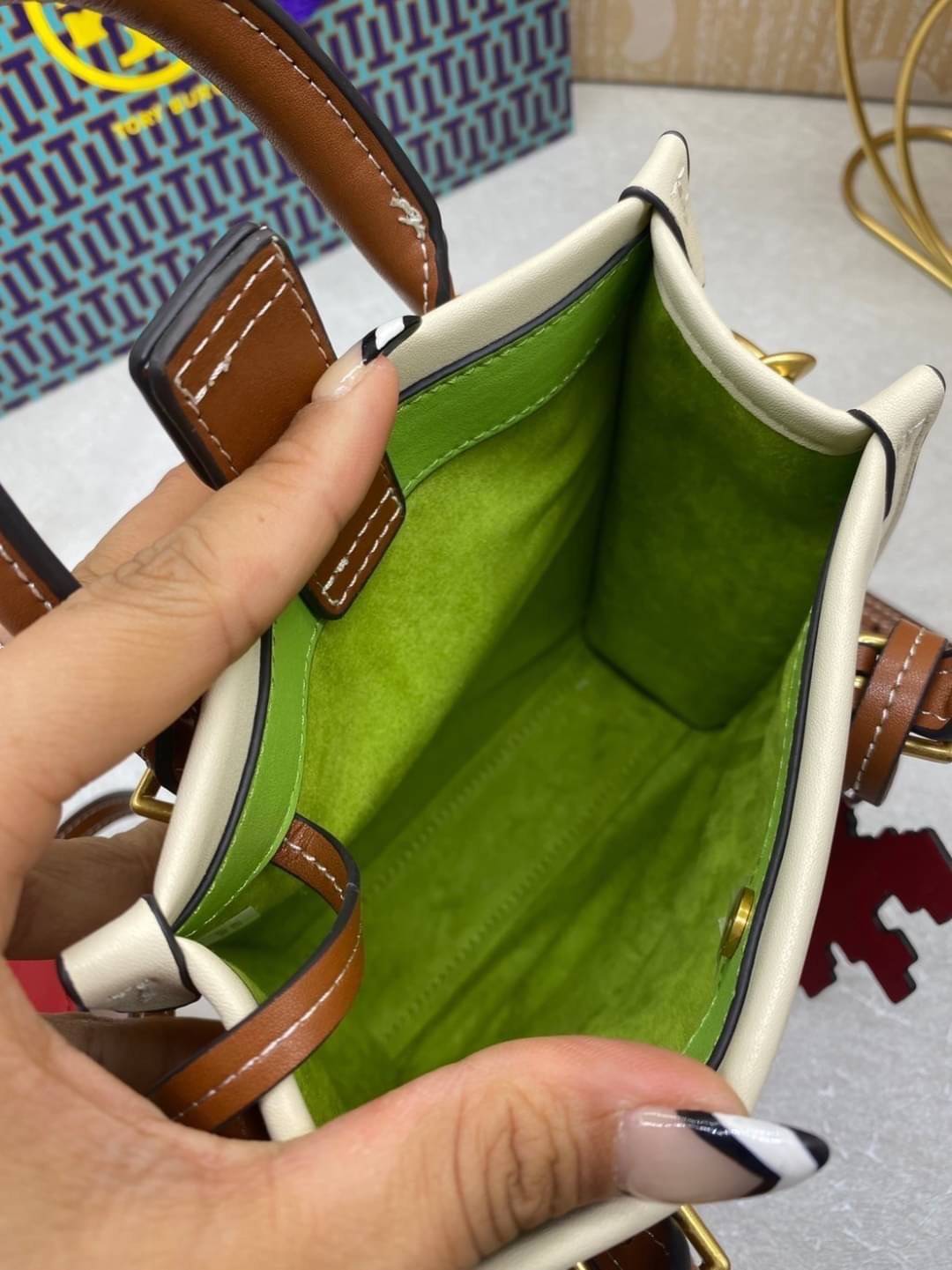 TORY BURCH PIXELATED RABBIT MINI BAG TOTE 🐇 อดใจยังไงไหว น่ารักขนาดนี้ 🥕🥕 กระเป๋าทรงโท้ท ด้านหน้าเป็นรูปกระต่ายอันเป็นสัญลักษณ์ของปีนี้ น่ารักมากๆค่ะ 🥕พร้อมพวงหนังแครอทมาให้อีกหนึ่งพวง