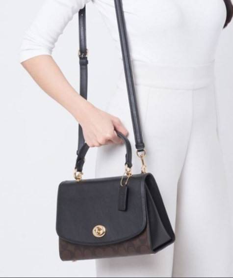 สวย หรู ดูดี รุ่นนี้กัยเลยค่า!! COACH TILLY TOP HANDLE SATCHEL IN SIGNATURE ((76620)) พร้อมส่งความสวย ห้ามพลาดค่ะ! กระเป๋าหิ้ว//คล้องมือ//สะพายข้างได้ ทรงสวย หนังแท้เรียบ+ลายCได้สวยงามค่ะ เปิดปิดกระเป๋าแบบหมุนล็อค ภายในมีช่องหลักใส่ของ2ช่อง สามารถใส่กระเป