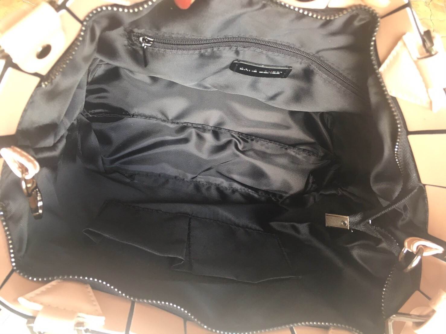 ลายใหม่ Square shape ลาย Limited edition หายาก สวย modern มากค่า 👍ปรับทรงได้ 2 แบบ น่ารักมาก สี Rose morning // Light grey สวยเข้ากับชุดง่ายมาก 💥💥น้ำหนักเบาเพียงแค่ 3.5 ขีดเท่านั้น !!!! 📌📌กระเป๋า จากแบรนด์ David Jon